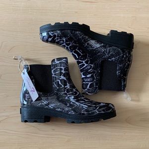 Women’s snake print rain boots size 6
